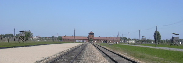 ingresso a Birkenau e i tristemente famosi binari