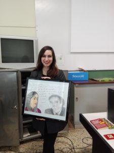 Rosanna col ritratto realizzato da due studentesse